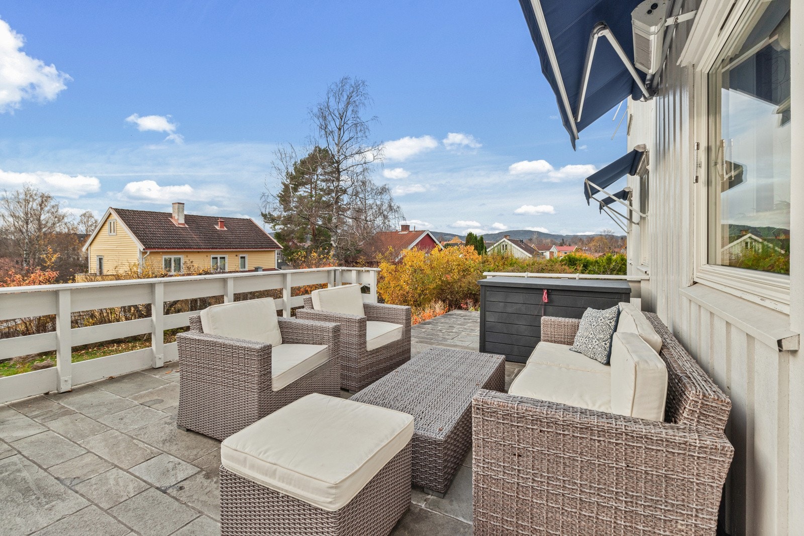 Fra stuen er det utgang til en stor flislagt terrasse med særdeles gode solforhold Galleribilde