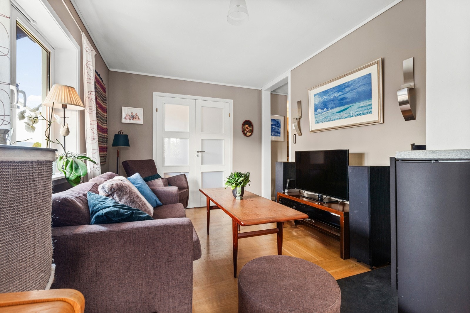 I stuen er det en skjermet plass for tv Galleribilde