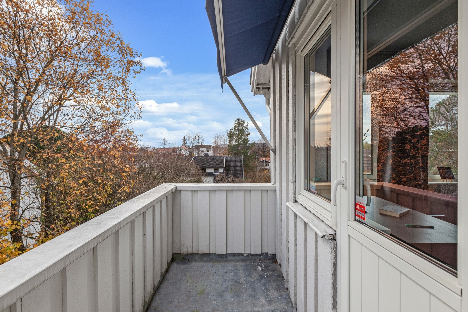 Fra det ene soverommet er det utgang til en balkong Galleribilde