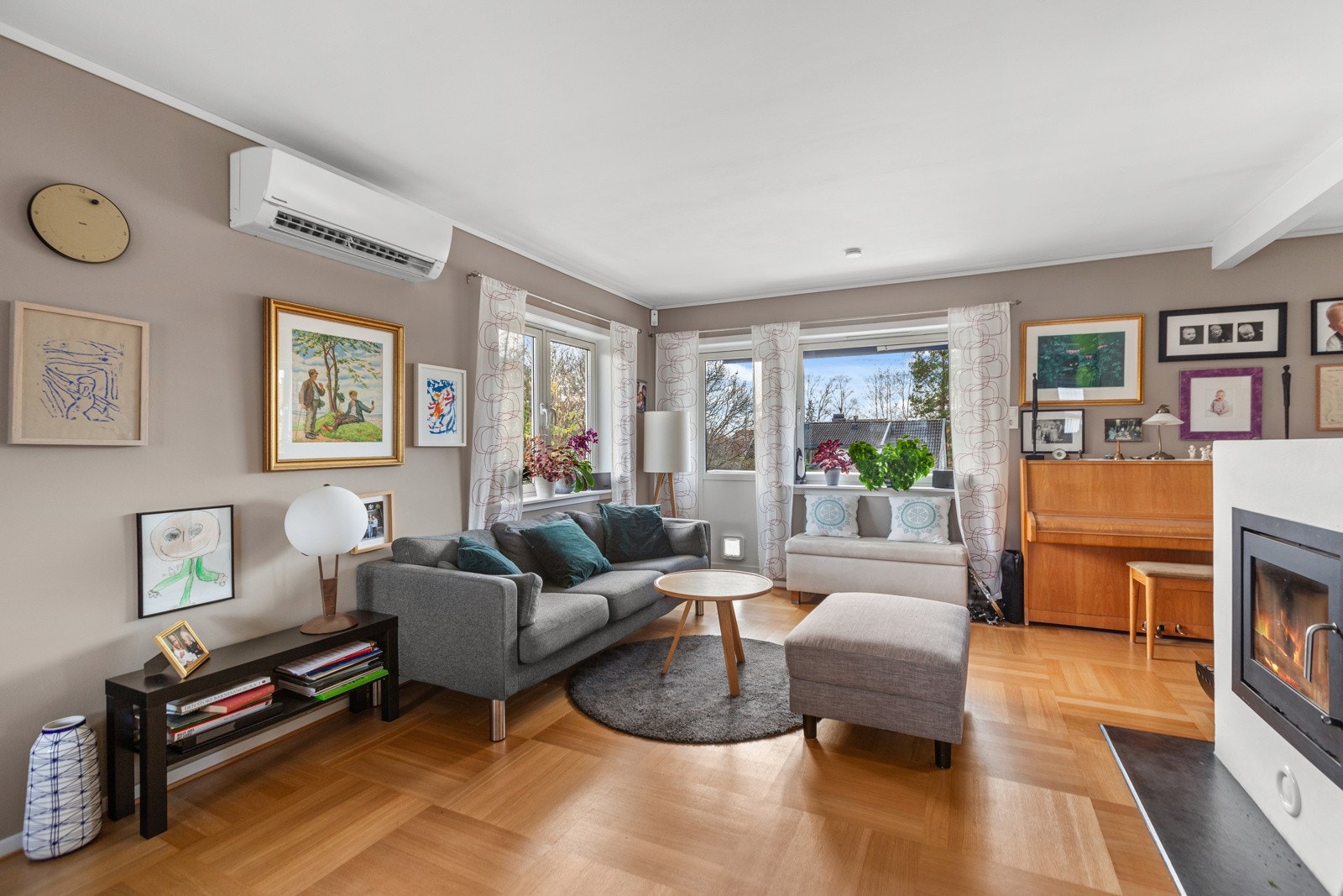 Stuen er malt i en delikat fargetone og har et flott parkettgulv Galleribilde