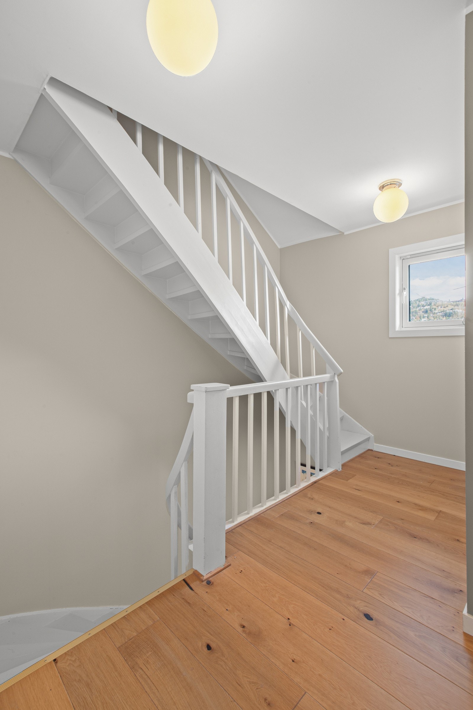 Trappen går videre opp til loftet Galleribilde