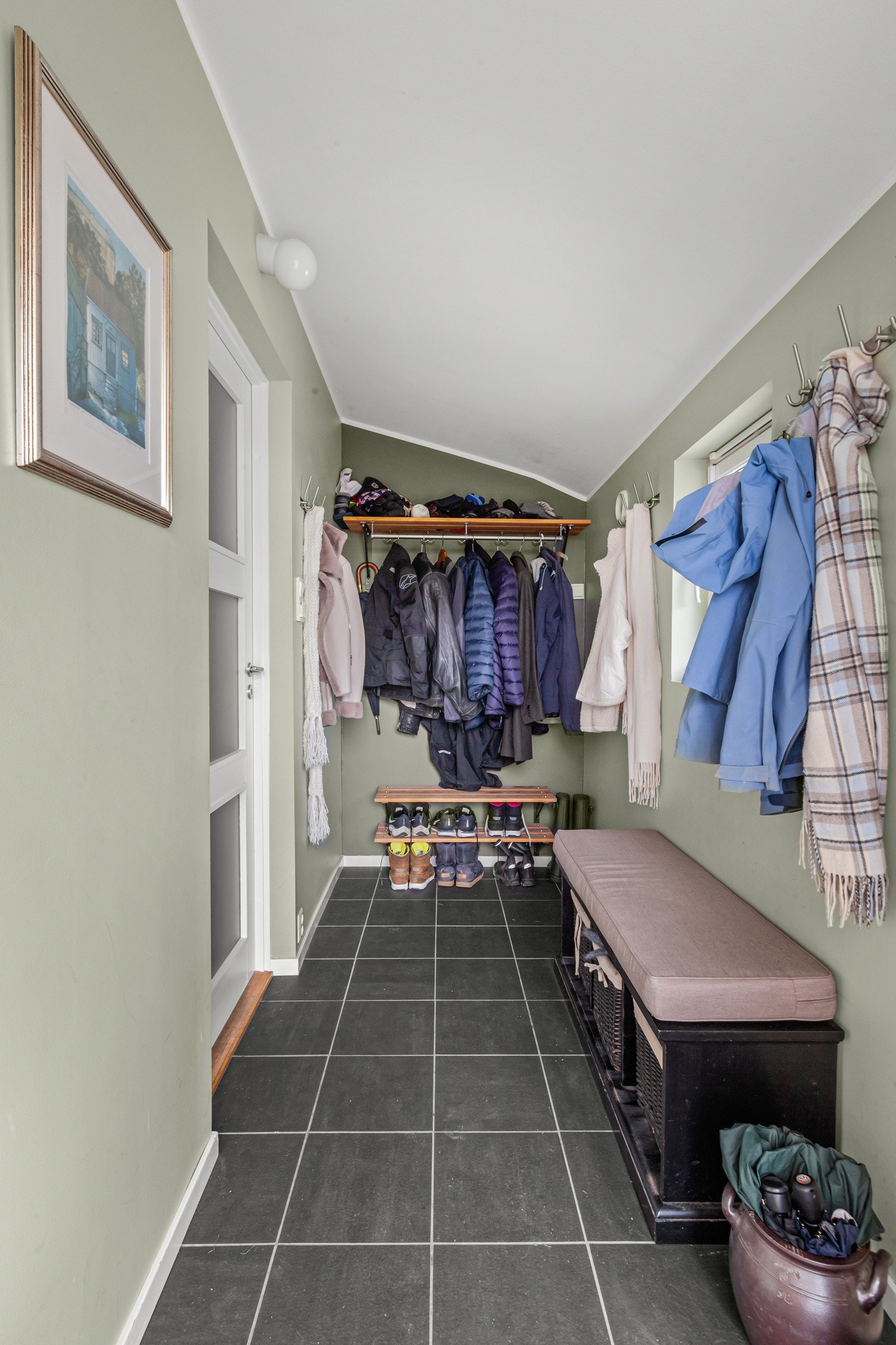 Vindfang og entré ved inngangsparti med god plass til yttertøy og sko Galleribilde