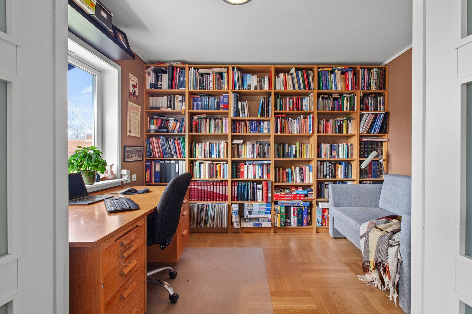 Første etasje har et kontorrom / sove-/gjesterom Galleribilde