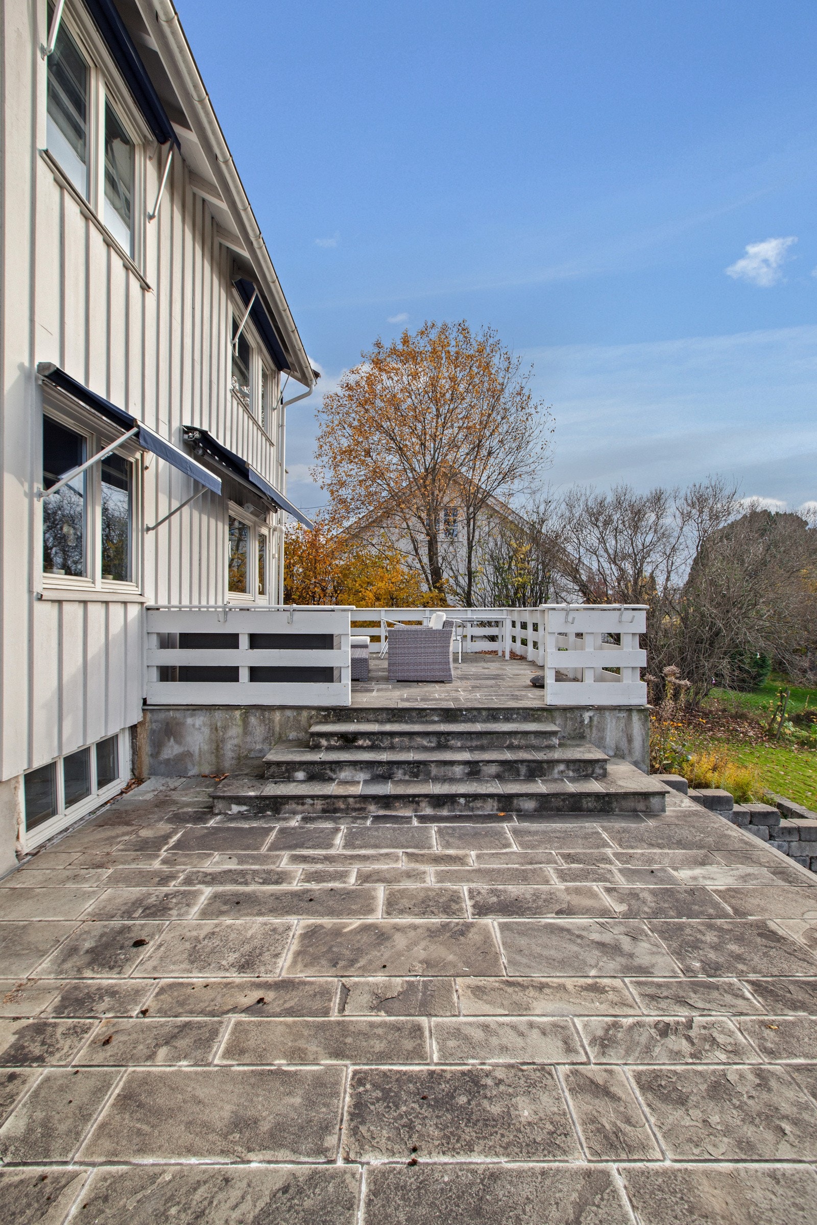 Flere terrasser rundt huset Galleribilde