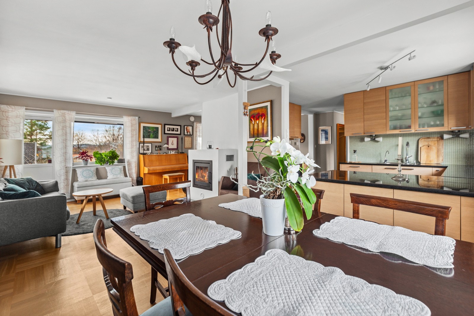 Det er plass til stor spisestue i tilknytning til kjøkkenet Galleribilde