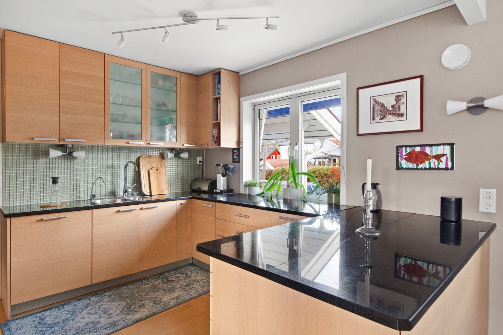 Romslig u-formet kjøkken som gir gode arbeidsflater Galleribilde