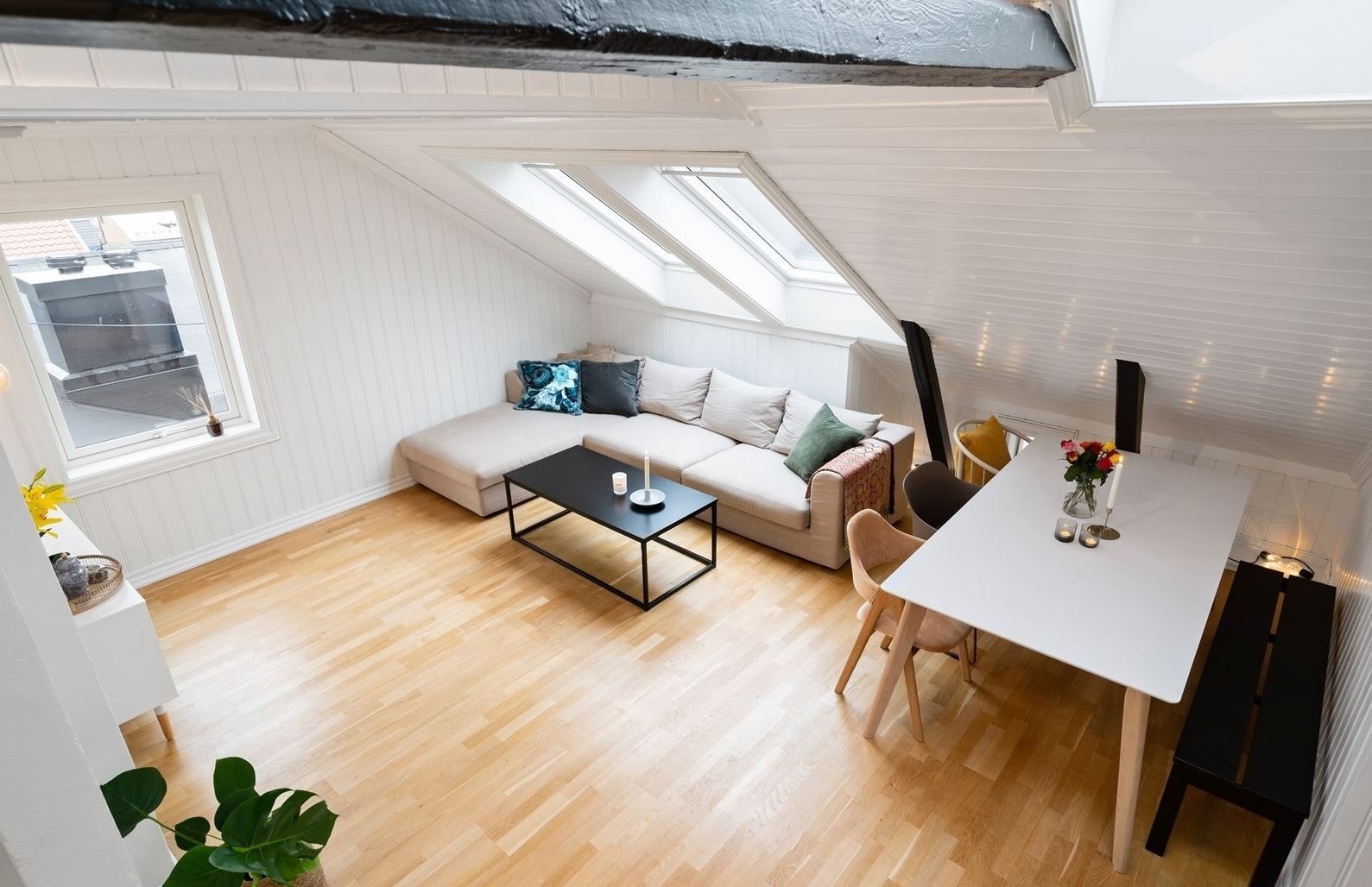 Stue med en unik takhøyde! Galleribilde