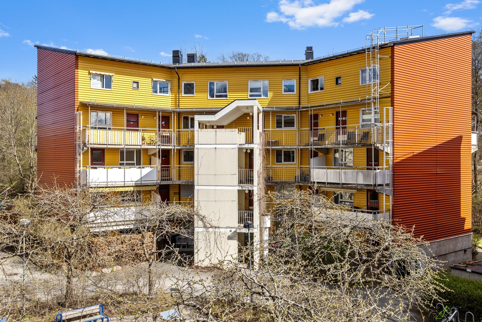 Fasade Gustav Vigelands vei 48 sett fra tunet. Galleribilde