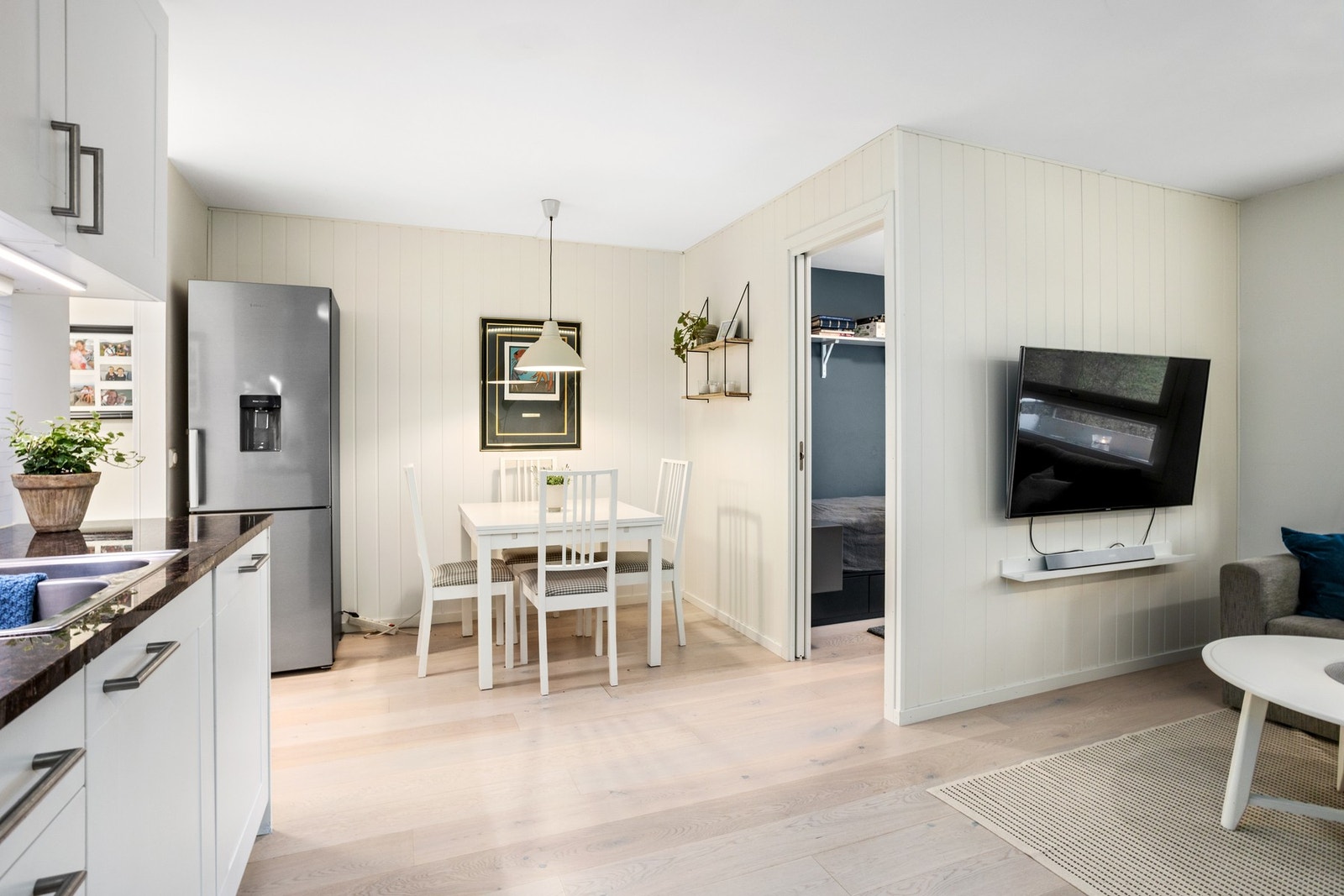 Stue og kjøkken i åpen løsning. Galleribilde