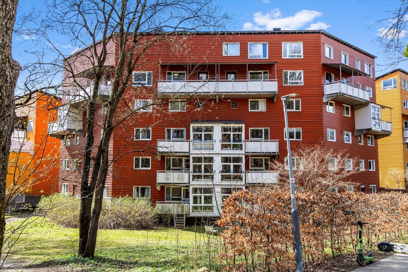 Fasade sett fra grøntområde på balkongsiden. Galleribilde