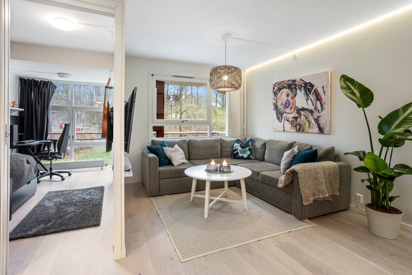 Stue med plass til stor sofa for familien. Galleribilde
