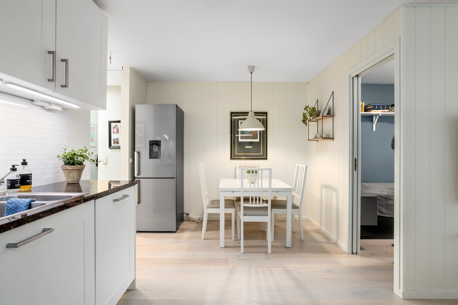 Spiseplass på kjøkkenet. Galleribilde