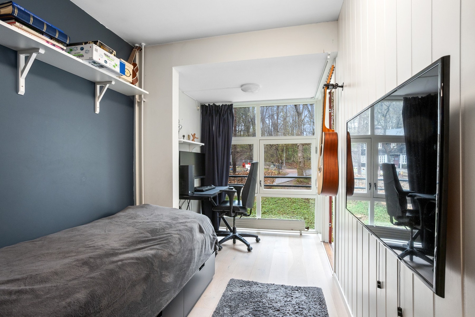 Soverom 2 med karnapp og utgang til balkong. Galleribilde
