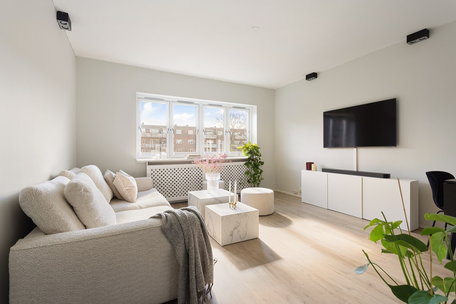 En flott og meget attraktiv leilighet som ligger høyt og fint til i byggets 5. etasje. Galleribilde