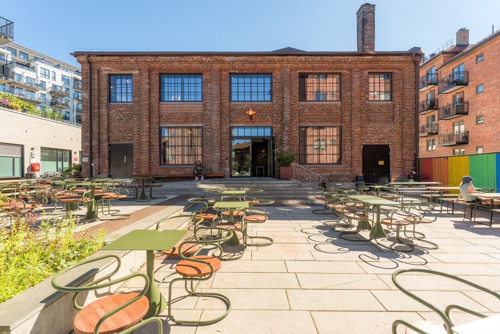 Nyåpnede Carls byr på nesten 3000 kvm med blant annet kafé og bar, restaurant, uteservering, vinbar og to store arrangementsrom. Galleribilde