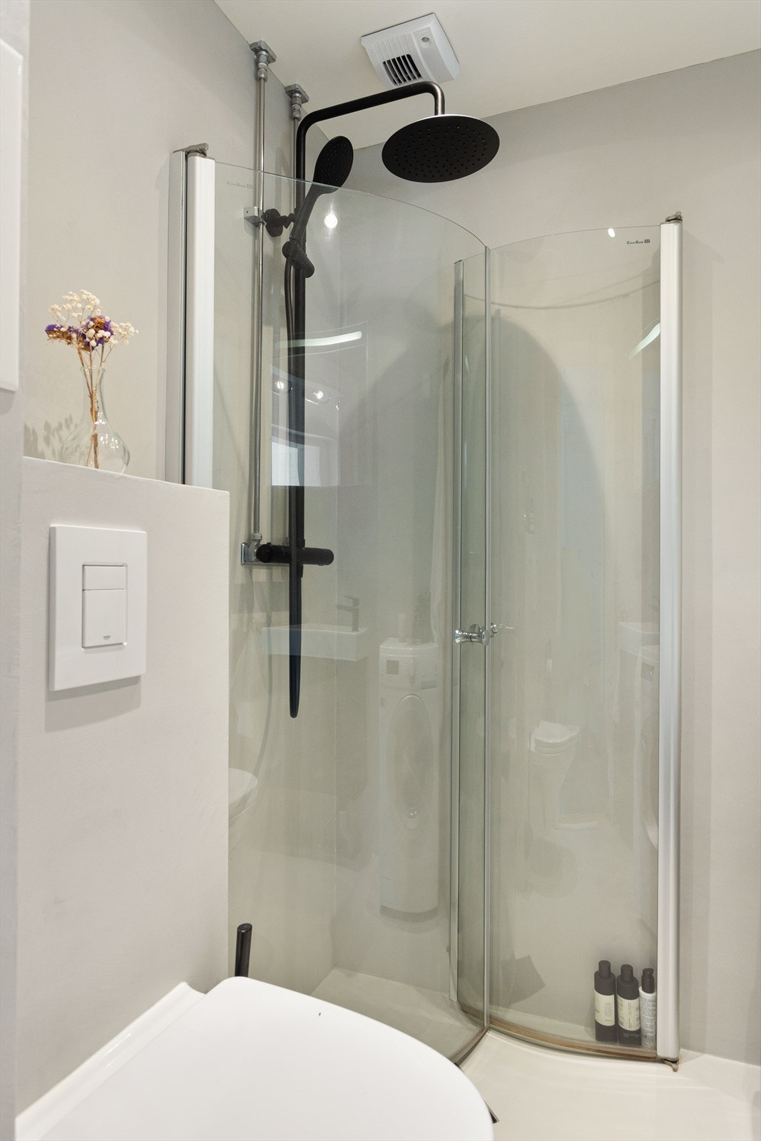 Badet er utstyrt med vegghengt wc, servant med skap under, speilskap og dusj i hjørne med innadslående dører. Det er opplegg for vaskemaskin. Elektrisk styrt vifte. Galleribilde