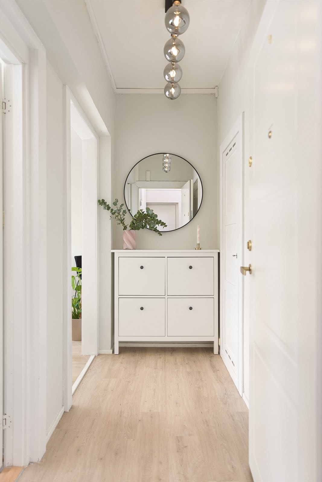 I entréen finner man et praktisk kott for ekstra oppbevaring. I tillegg er det kjellerbod på ca. 4 m². Galleribilde