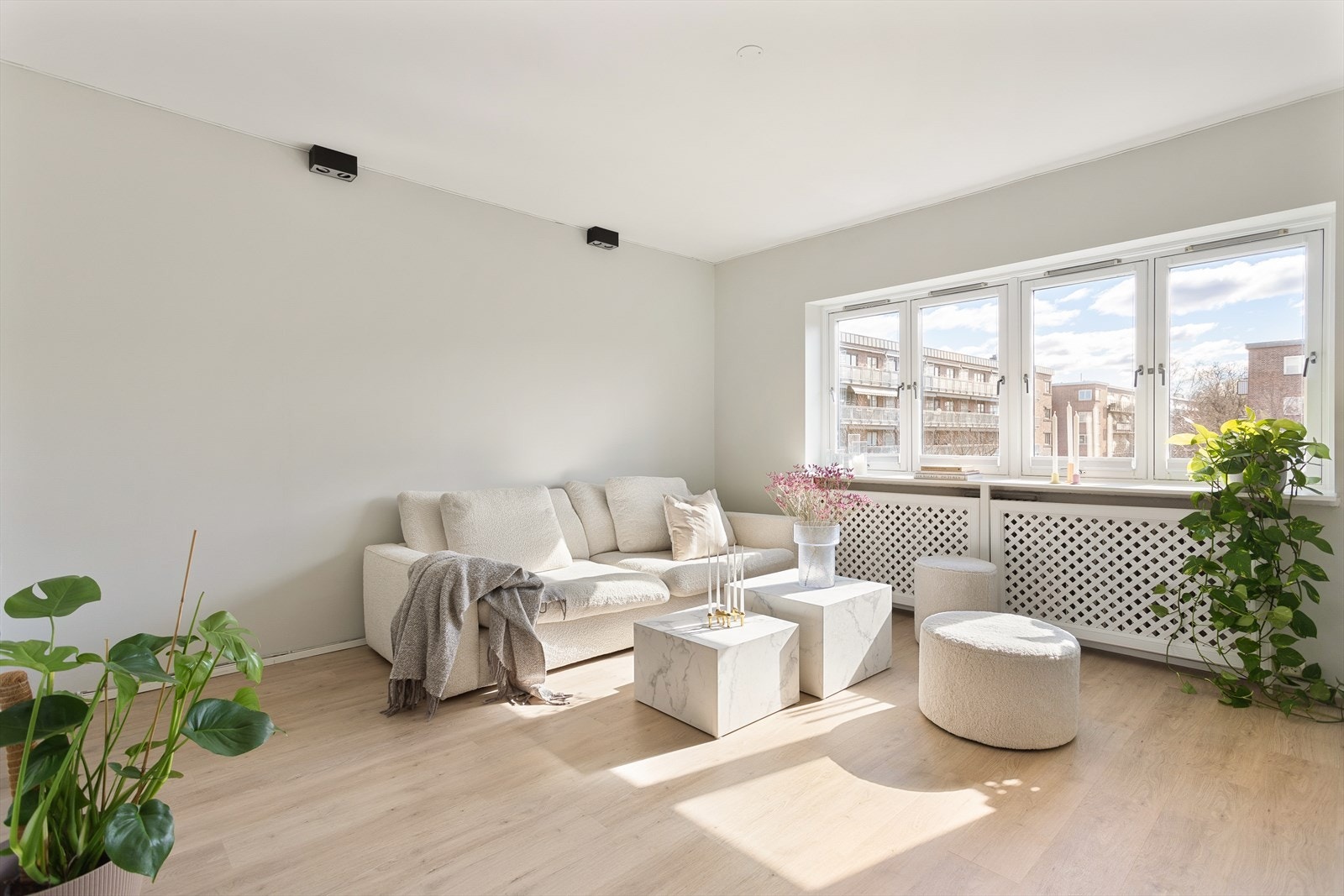 Leiligheten oppleves meget lys og luftig med store vindusflater som slipper inn rikelig med naturlig sollys. Galleribilde