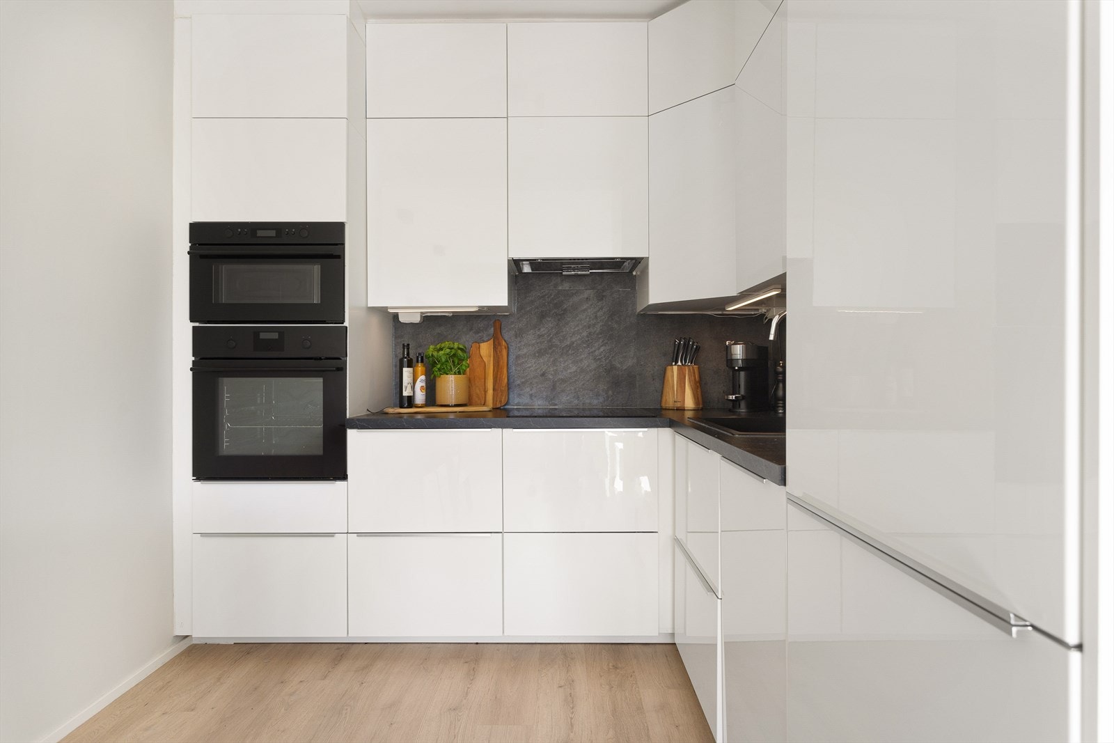 Kjøkkenet er utstyrt med laminat benkeplate, plate over benk, kullfiltervifte og nedfelt kum. Både waterguard og komfyrvakt er montert. Galleribilde