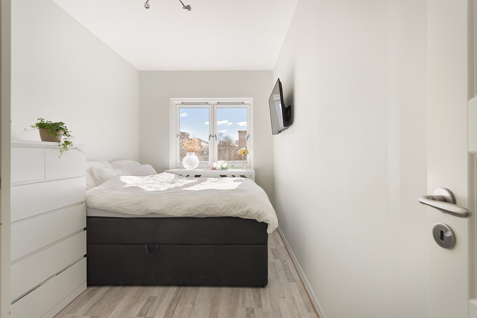 Rommet er av god størrelse med plass til dobbeltseng og garderobeløsning. I den andre enden av rommet er det et garderobeskap som medfølger leiligheten ved salg. Galleribilde