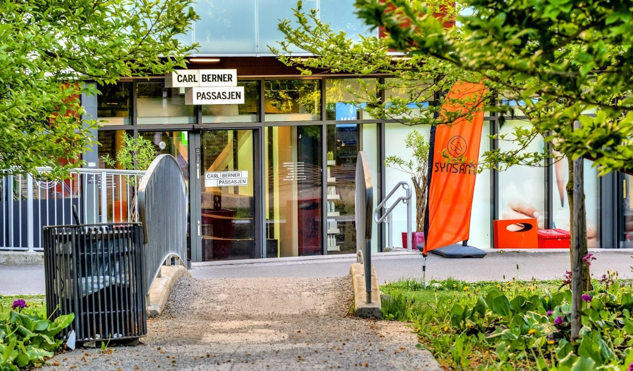 Carl Berner passasjen like ved finner du en moderne KIWI dagligvarebutikk, antakelig Norges flotteste Vinmonopolet utsalg, Synsam og Apotek1. Galleribilde