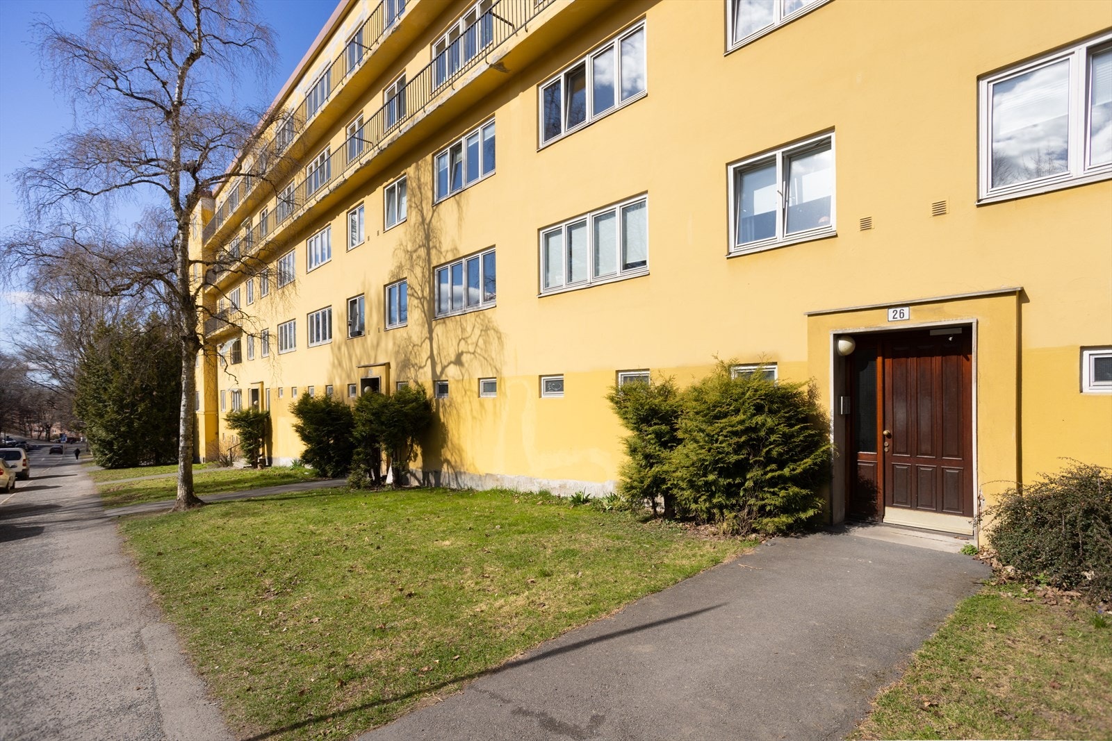 Leiligheten ligger i en rolig og tilbaketrukket gate med umiddelbar nærhet til grøntareal, offentlig kommunikasjon og dagligvarebutikk. Galleribilde