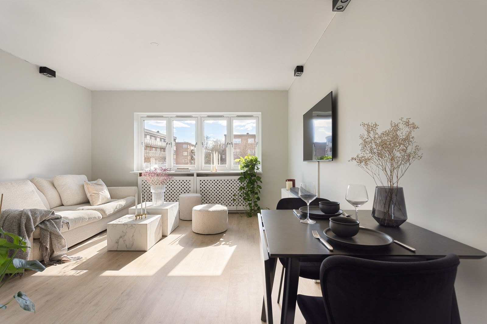 Det er verdt å merke seg at det er vedtatt balkongutbygging, og denne leiligheten vil få utgang til balkong fra stuen. Se mer informasjon om dette i komplett salgsoppgave. Galleribilde