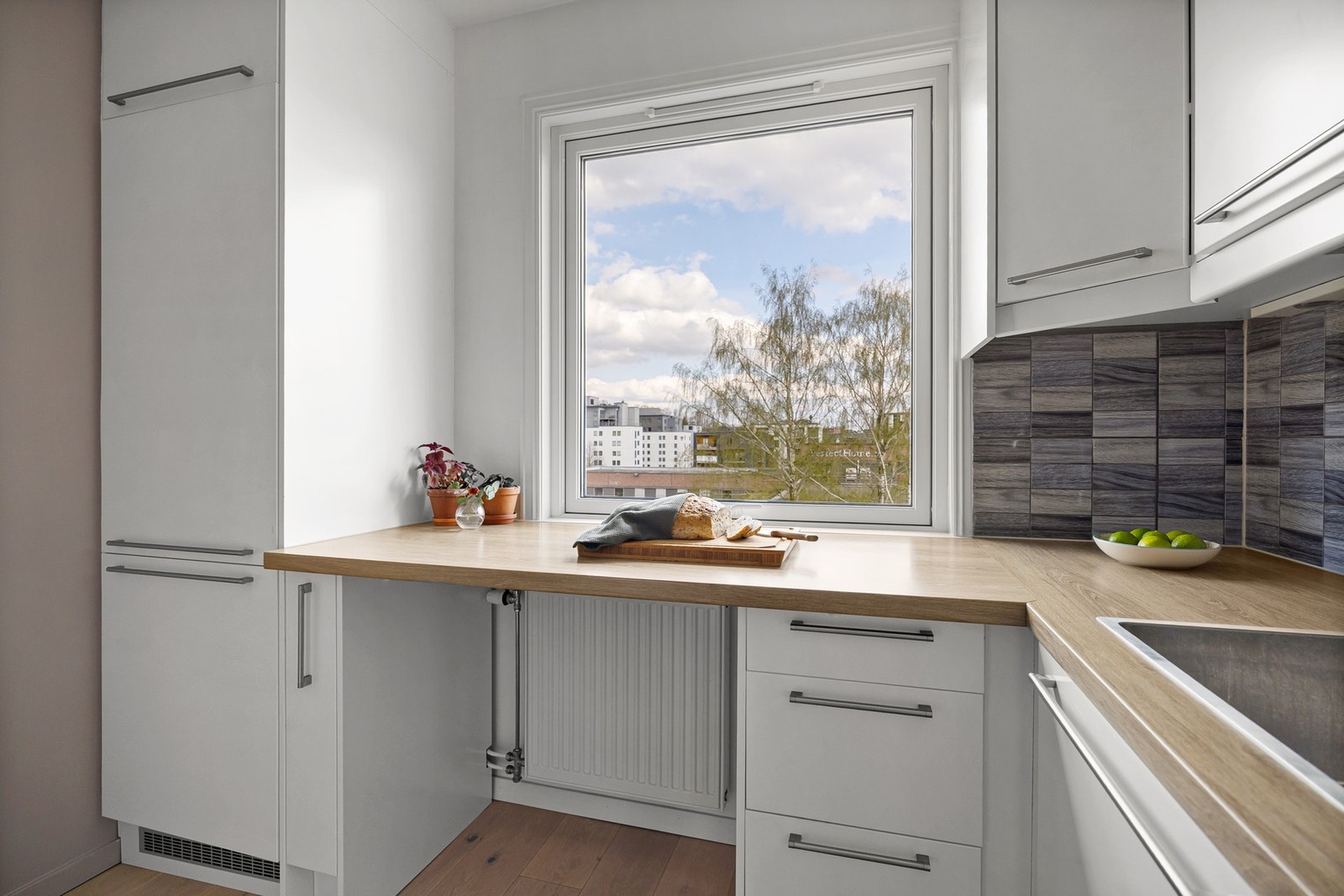 Hyggelig benkeplass ved vinduet. Galleribilde