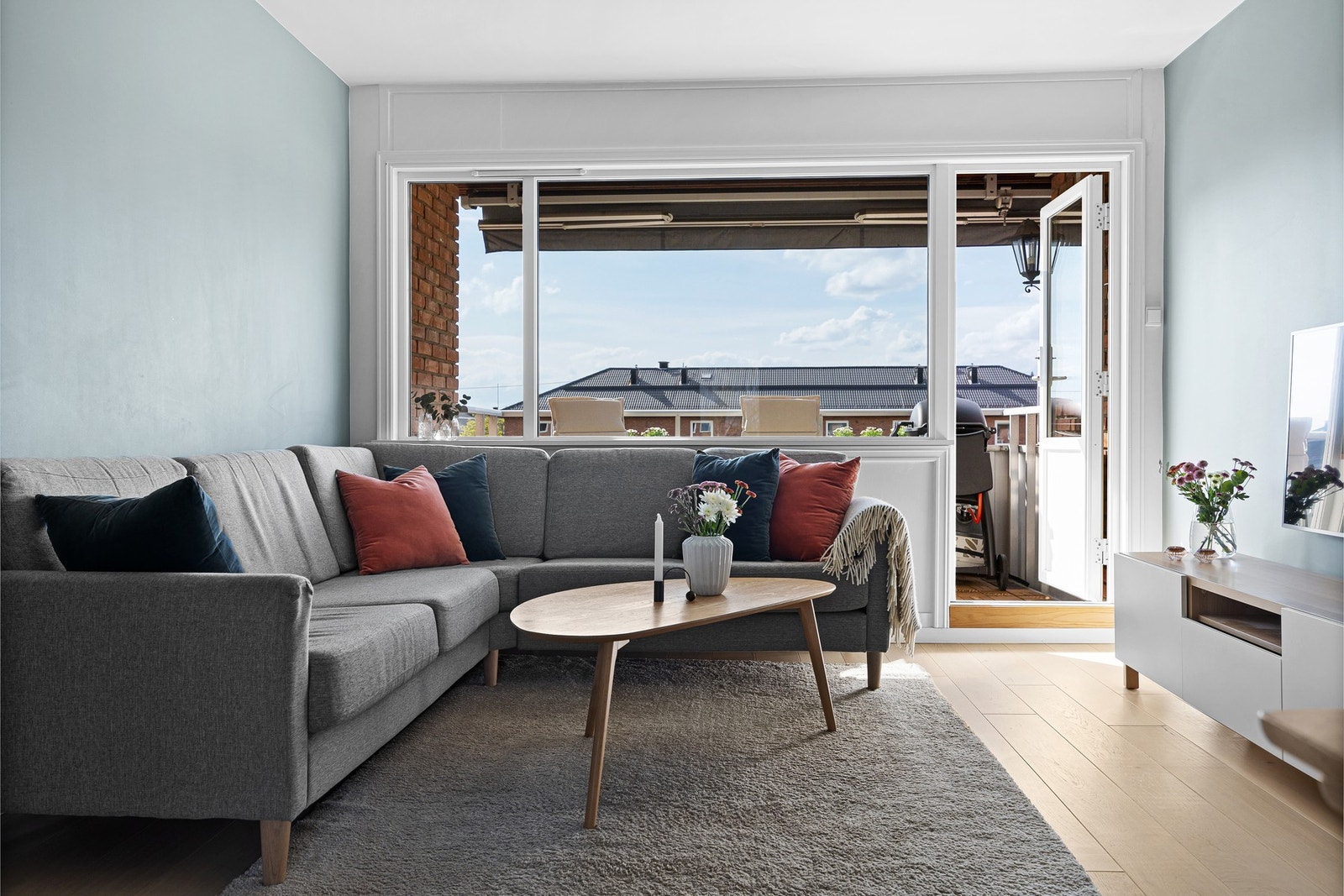 God plass til sofagruppe og tilhørende møblement. Galleribilde