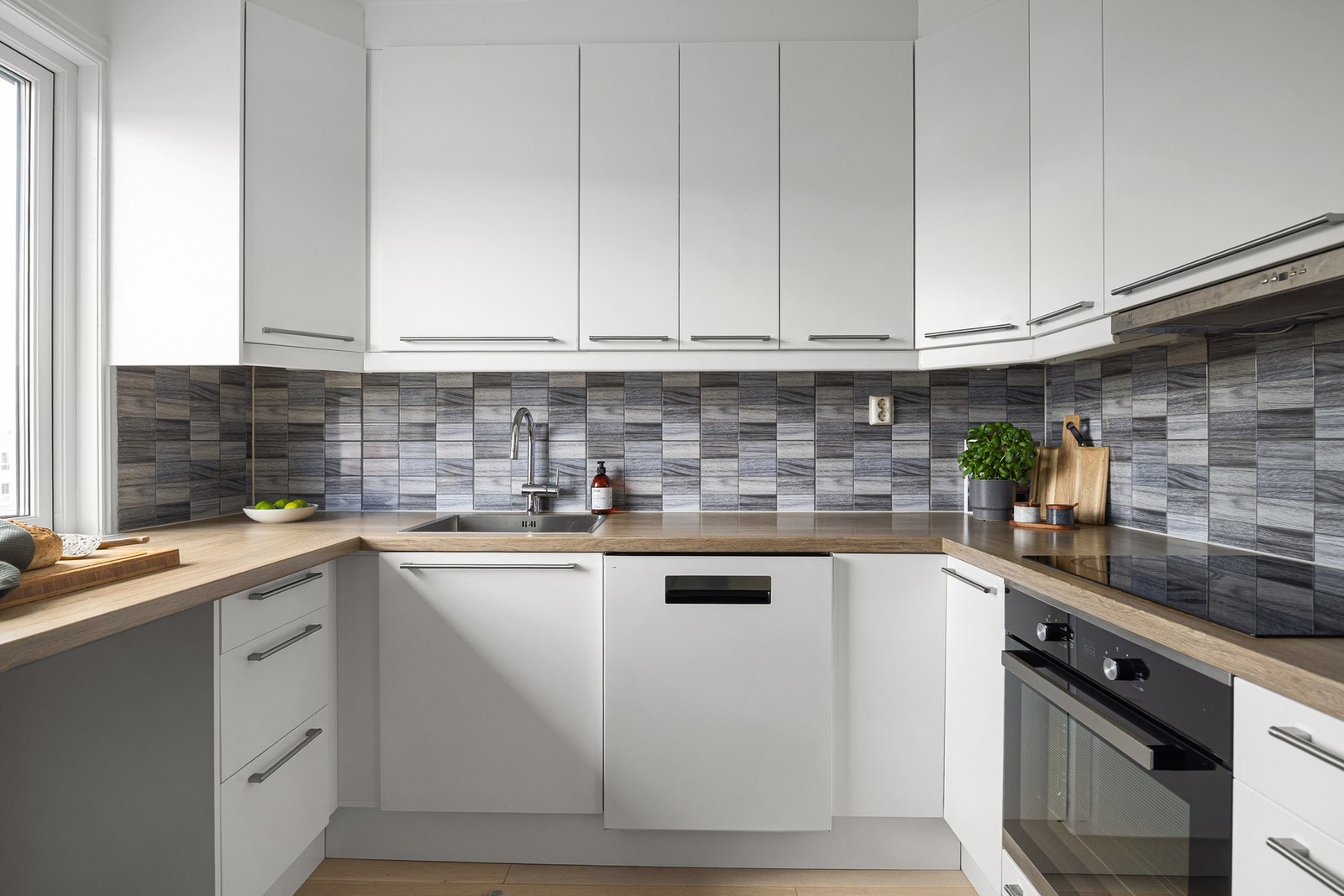 Godt med skap- og benkeplass. Galleribilde