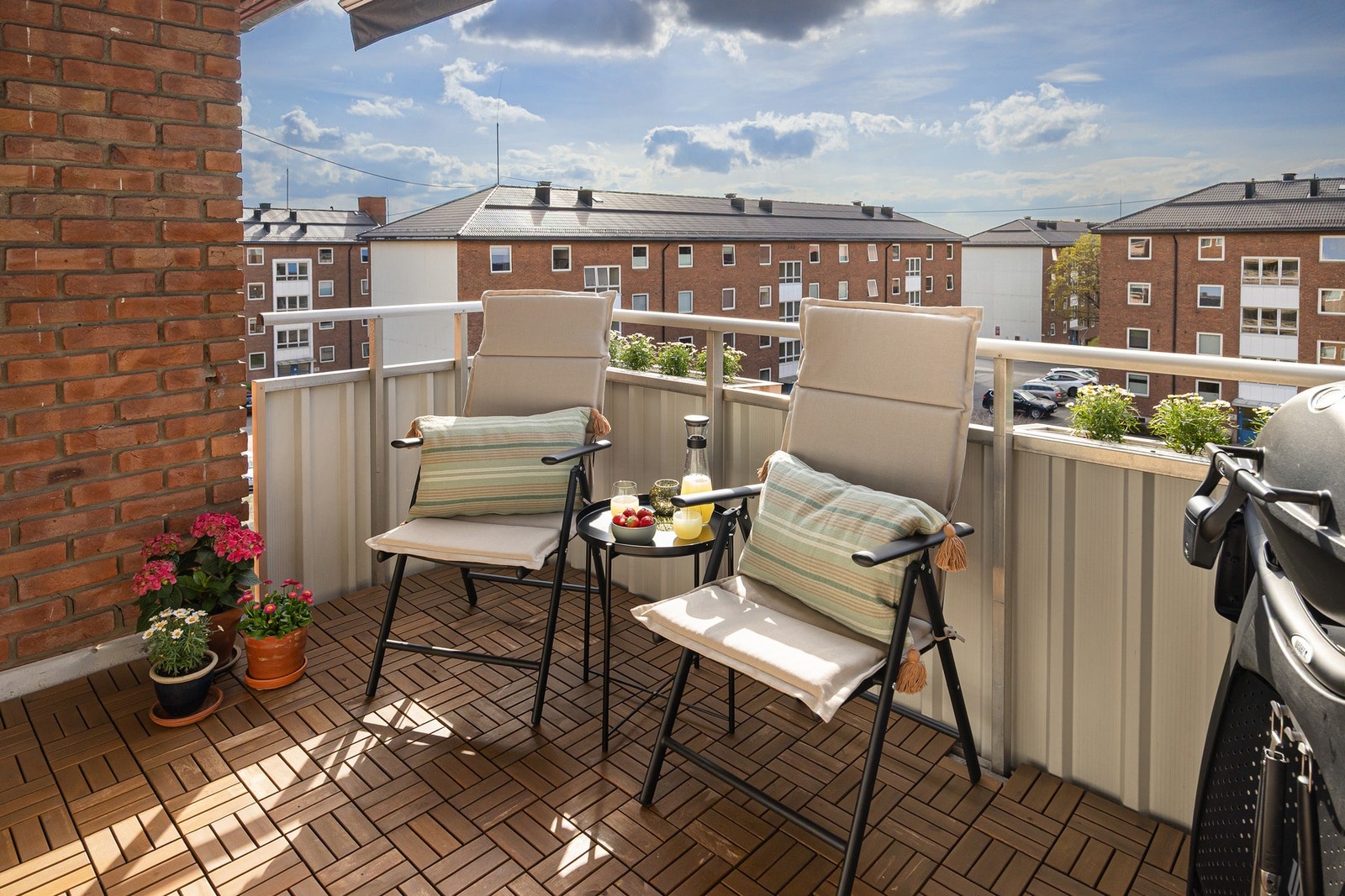 Her får du en lys og gjennomgående 4-roms med en solrik, vestvendt balkong. Galleribilde