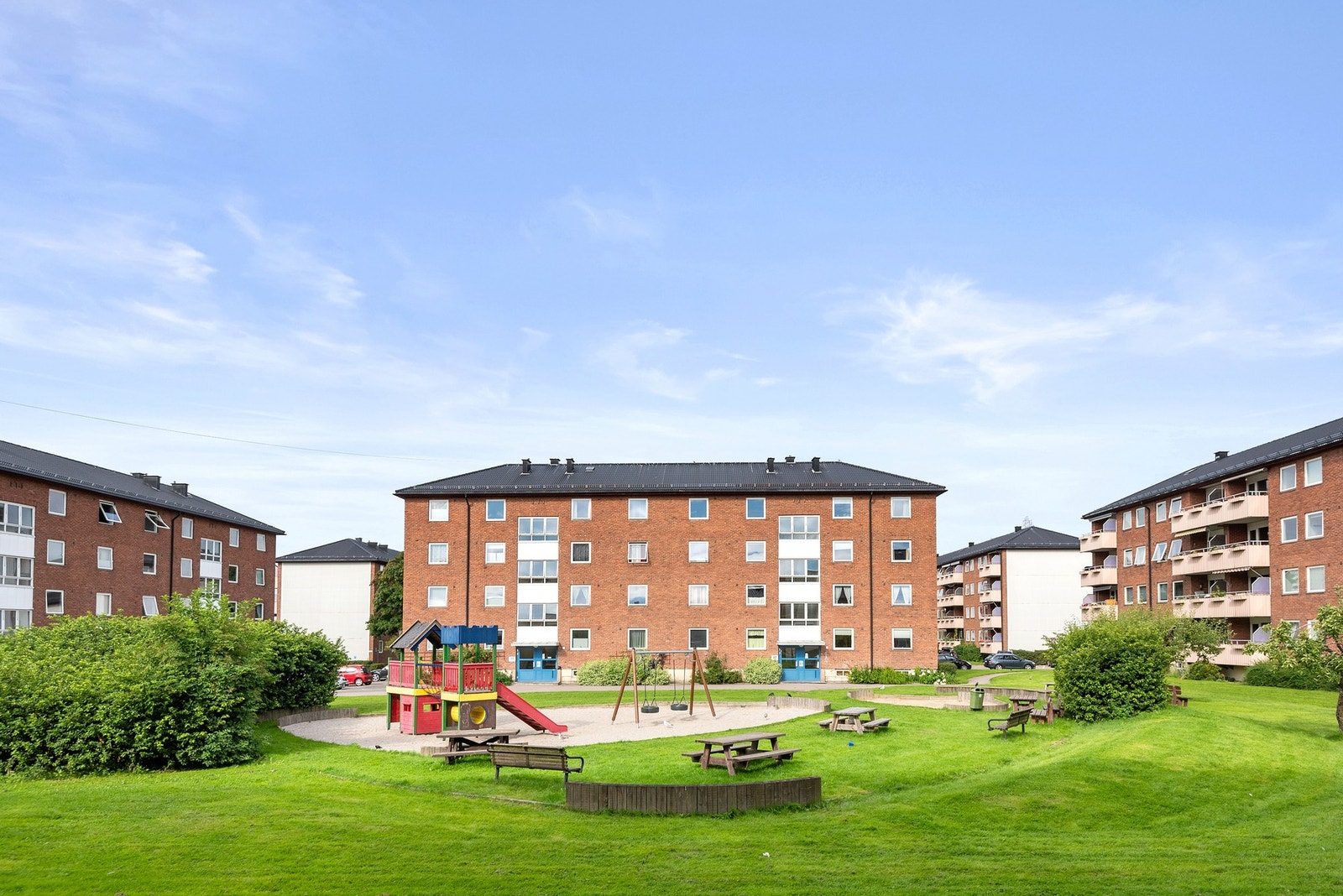 Sommerbilde fra en leilighet i lavere etg. Galleribilde