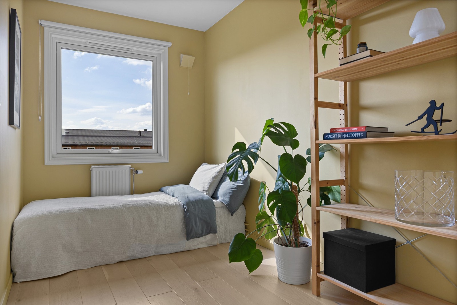 Soverom 2 med plass til seng og garderobe. Galleribilde