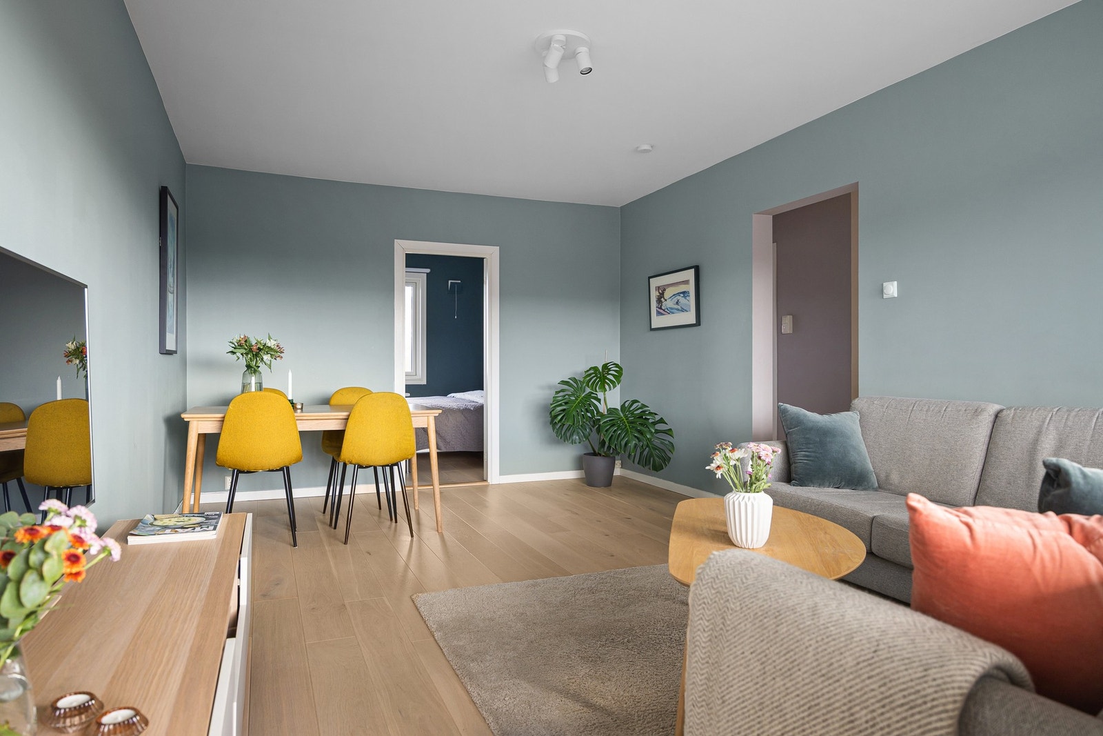 Stuen har også plass til et hyggelig spisebord. Galleribilde