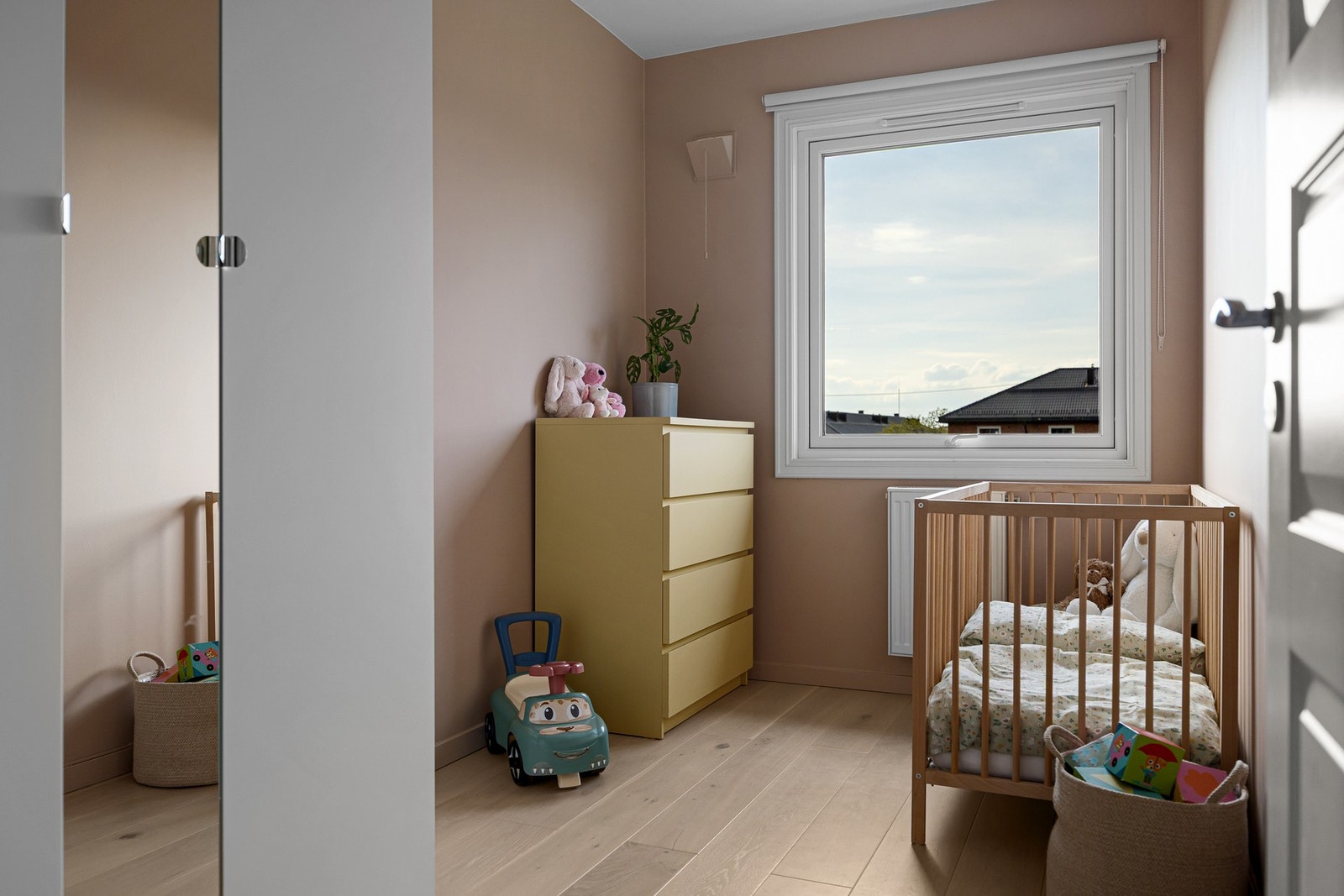 Soverom 3 med plass til seng og garderobe. Soverommene er lyse og delikate, og enkle å innrede etter egne behov. Galleribilde