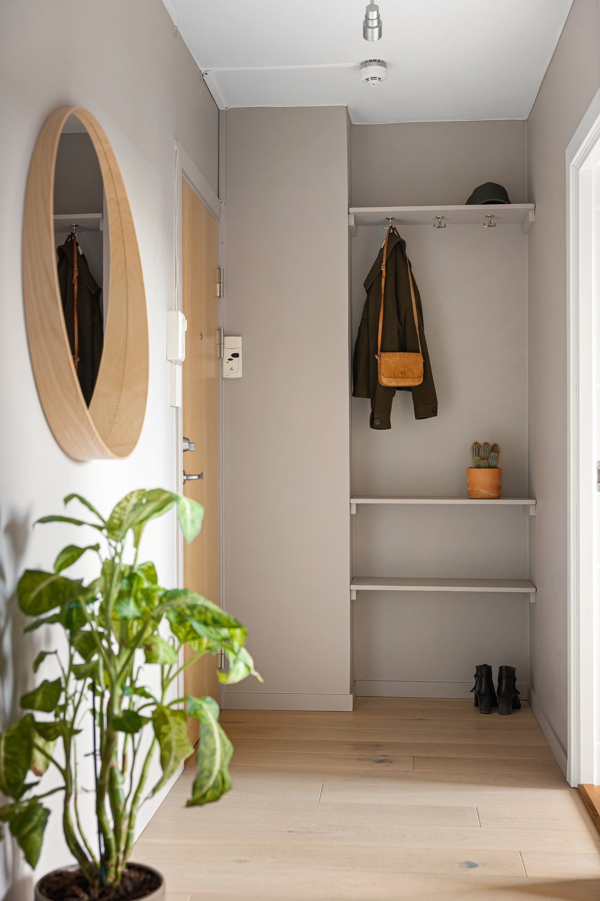 Lys og innbydende entrè med plass til oppbevaring av yttertøy. Galleribilde