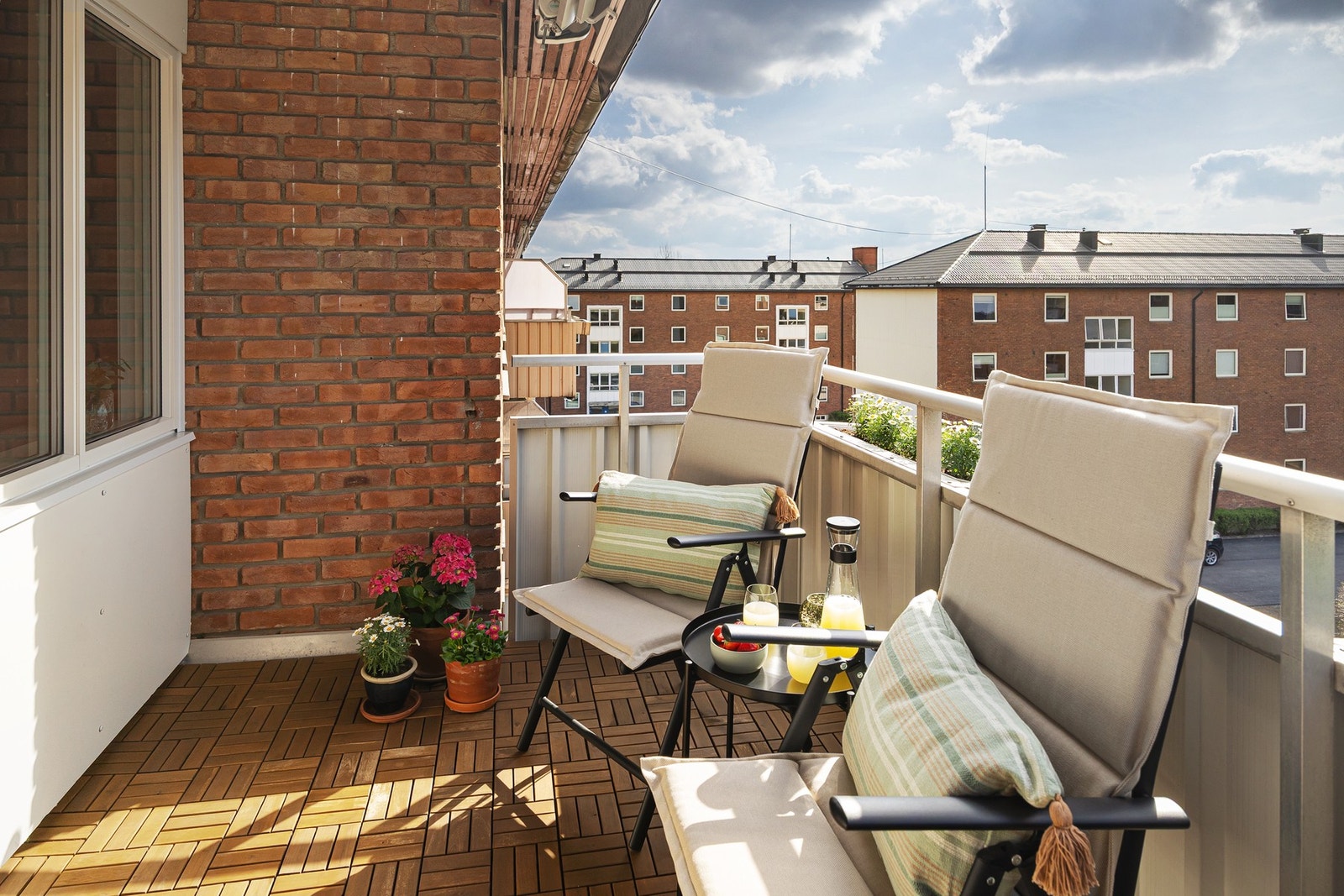 Fra stuen er det utgang til en solrik, vestvendt balkong. Galleribilde