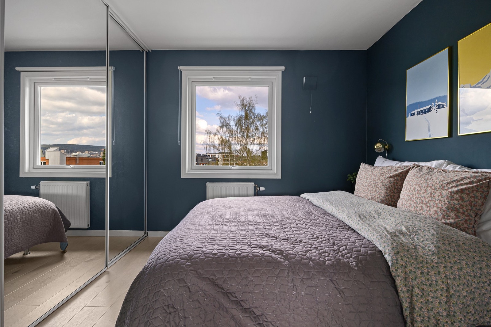 Lyst og innbydende hovedsoverom med plass til dobbeltseng og nattbord. Galleribilde