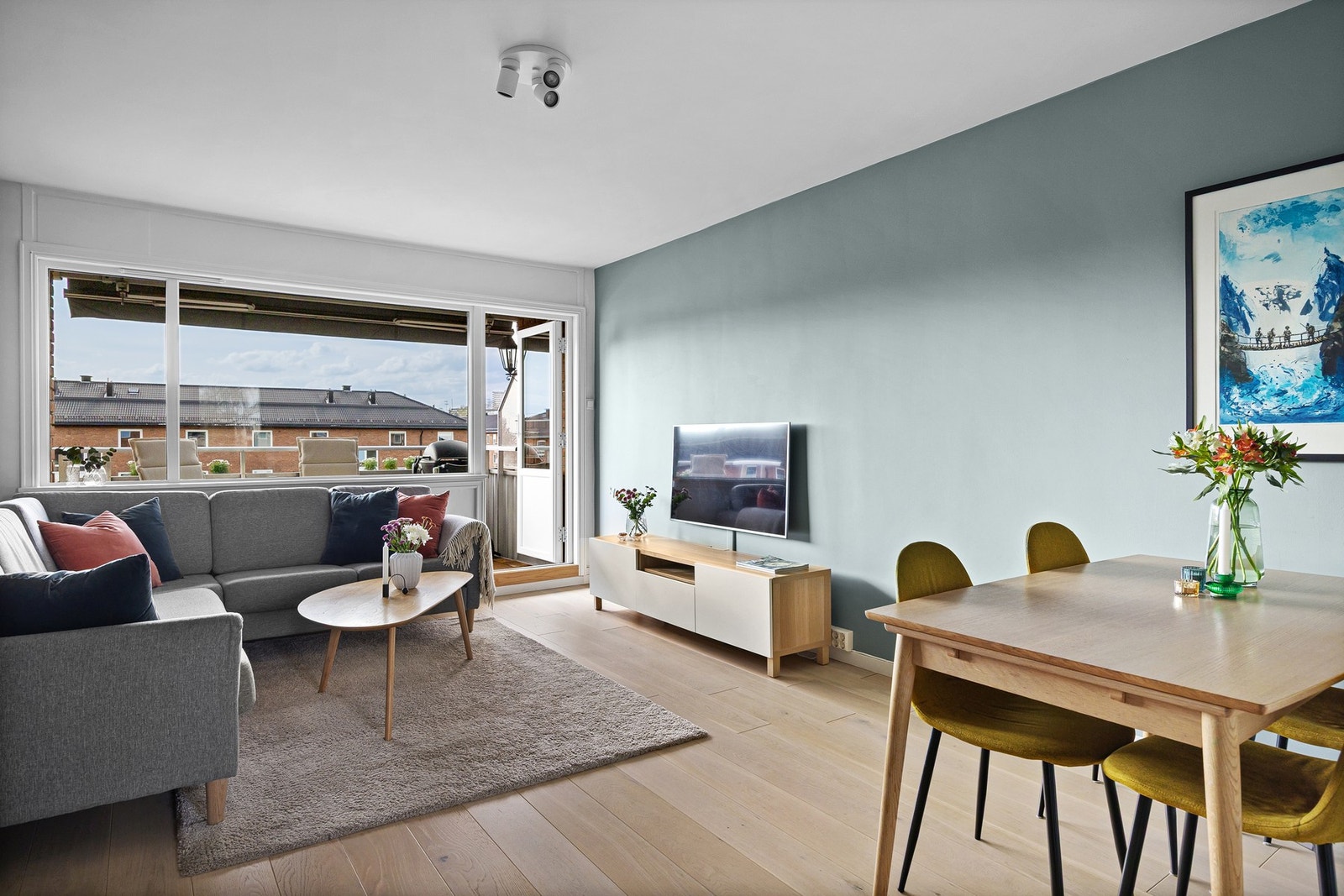 Lys og romslig stue med gode møbleringsmuligheter. Galleribilde