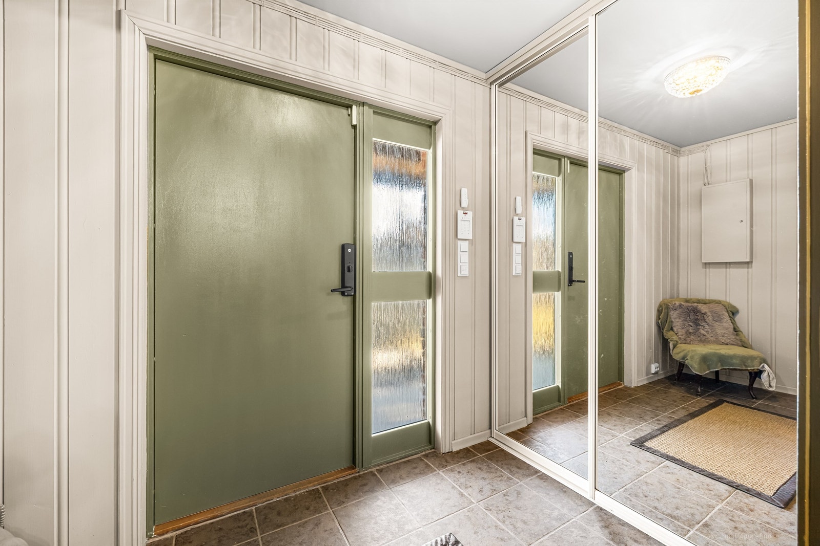 Vindfang med skyvedørsgarderobe som har speilfronter Galleribilde