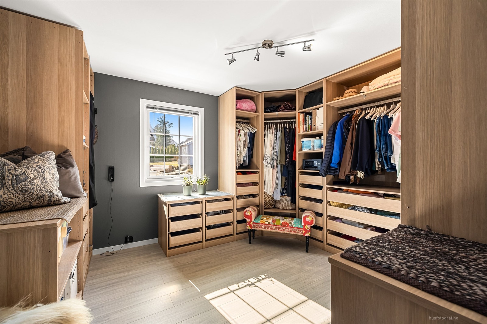 Garderobe/soverom med romslig åpen garderobeløsning - Rommet er opprinnelig byggemeldt som soverom Galleribilde