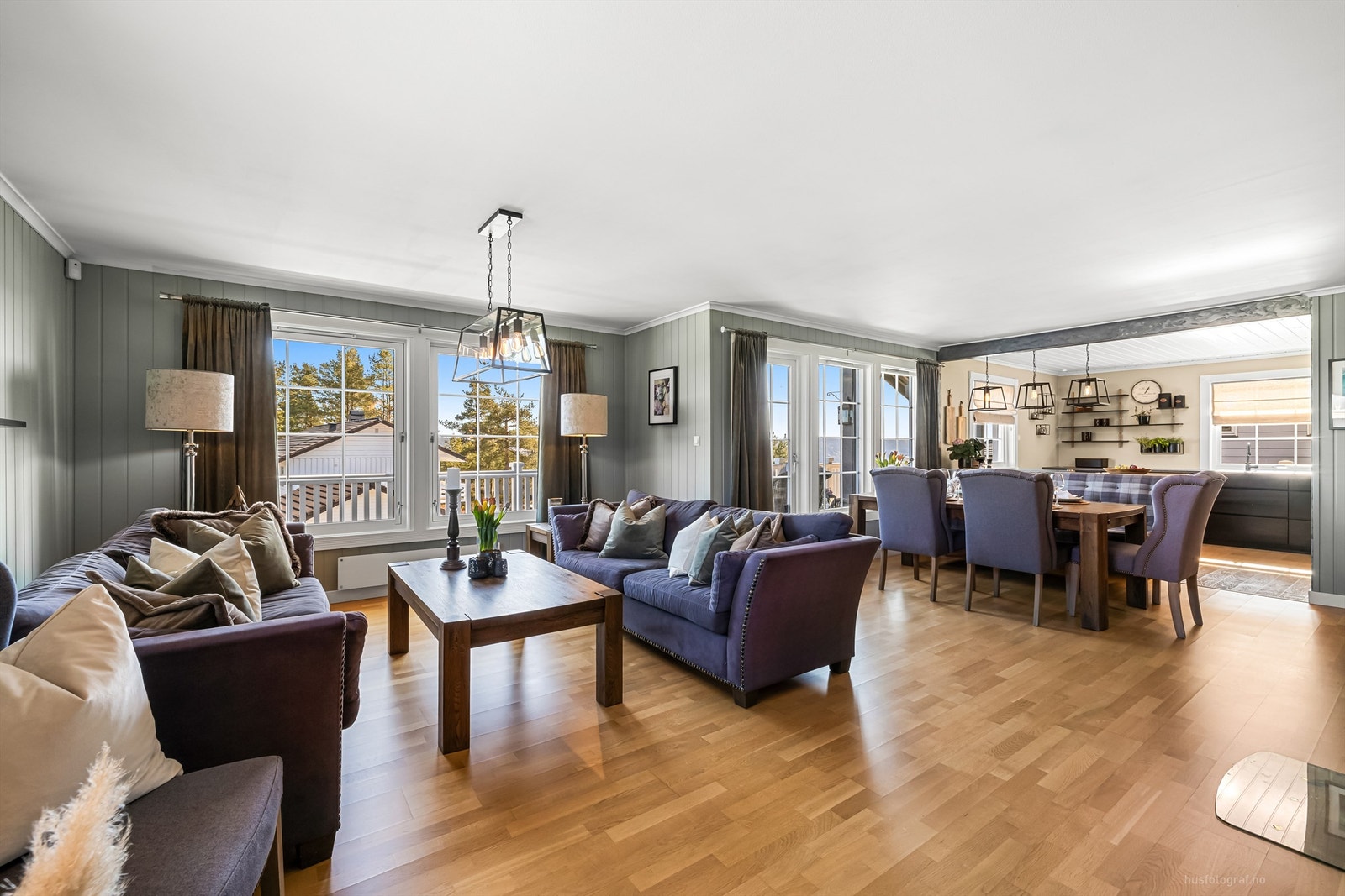 Stue med sofaområde og spiseplass Galleribilde
