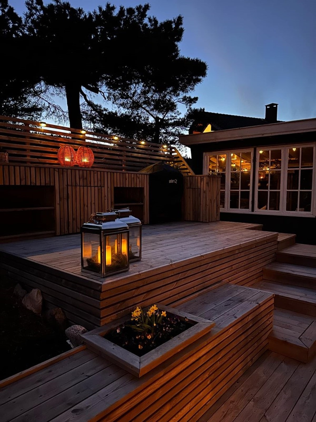 Terrasse med utekjøkken (kveldsbilde) - Selgers bilde Galleribilde