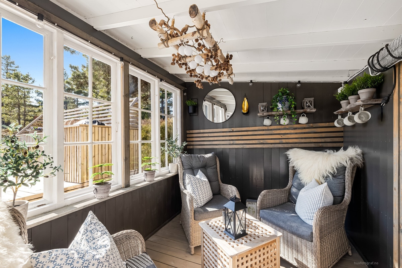 Overbygget og delvis innkledd del av terrasse (utestue) med sittegruppe i innerste del (ikke byggemeldt den ene innkledde veggen med vinduer) Galleribilde
