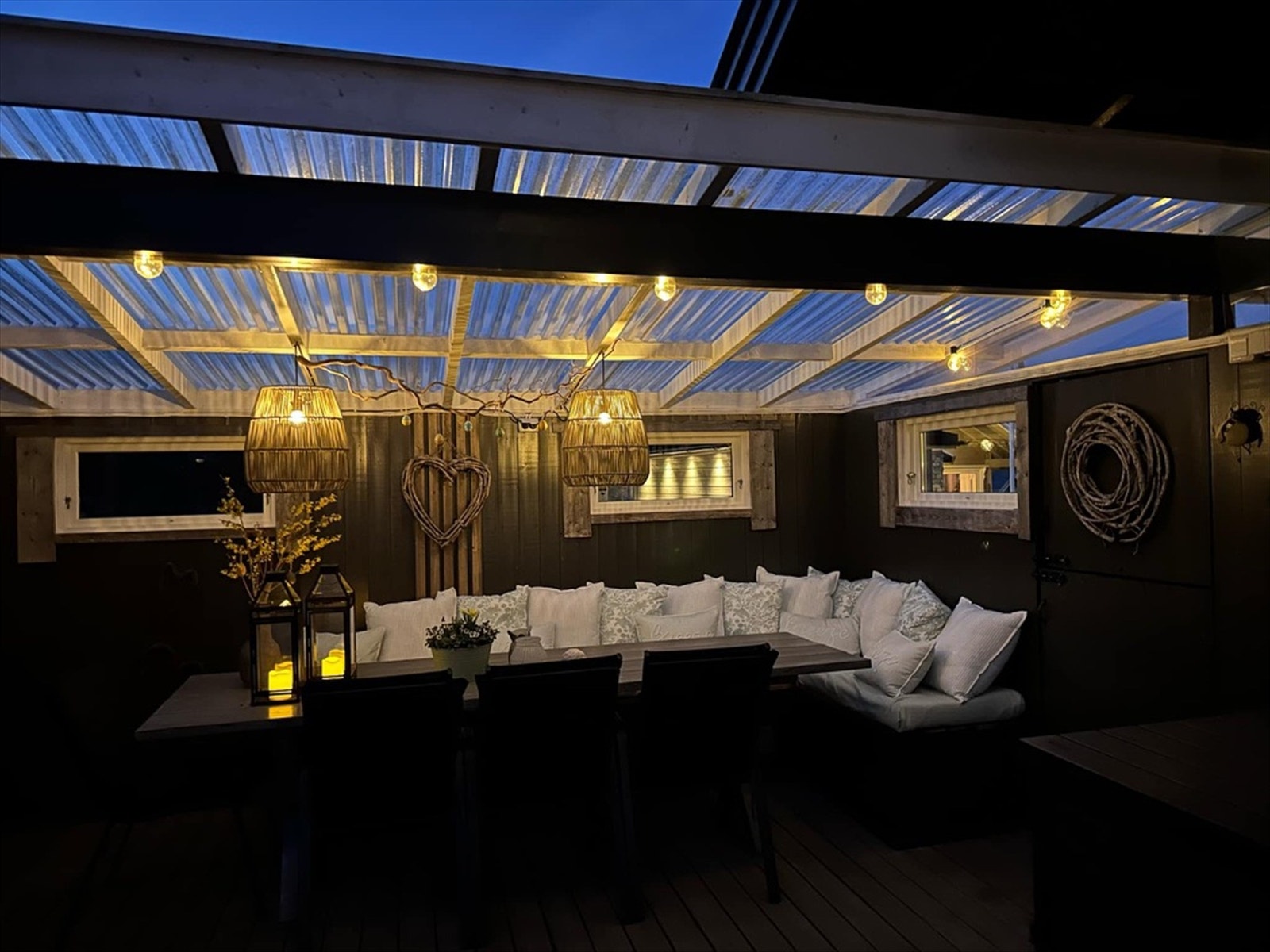 Overbygget terrasse (kveldsbilde) - Selgers bilde Galleribilde