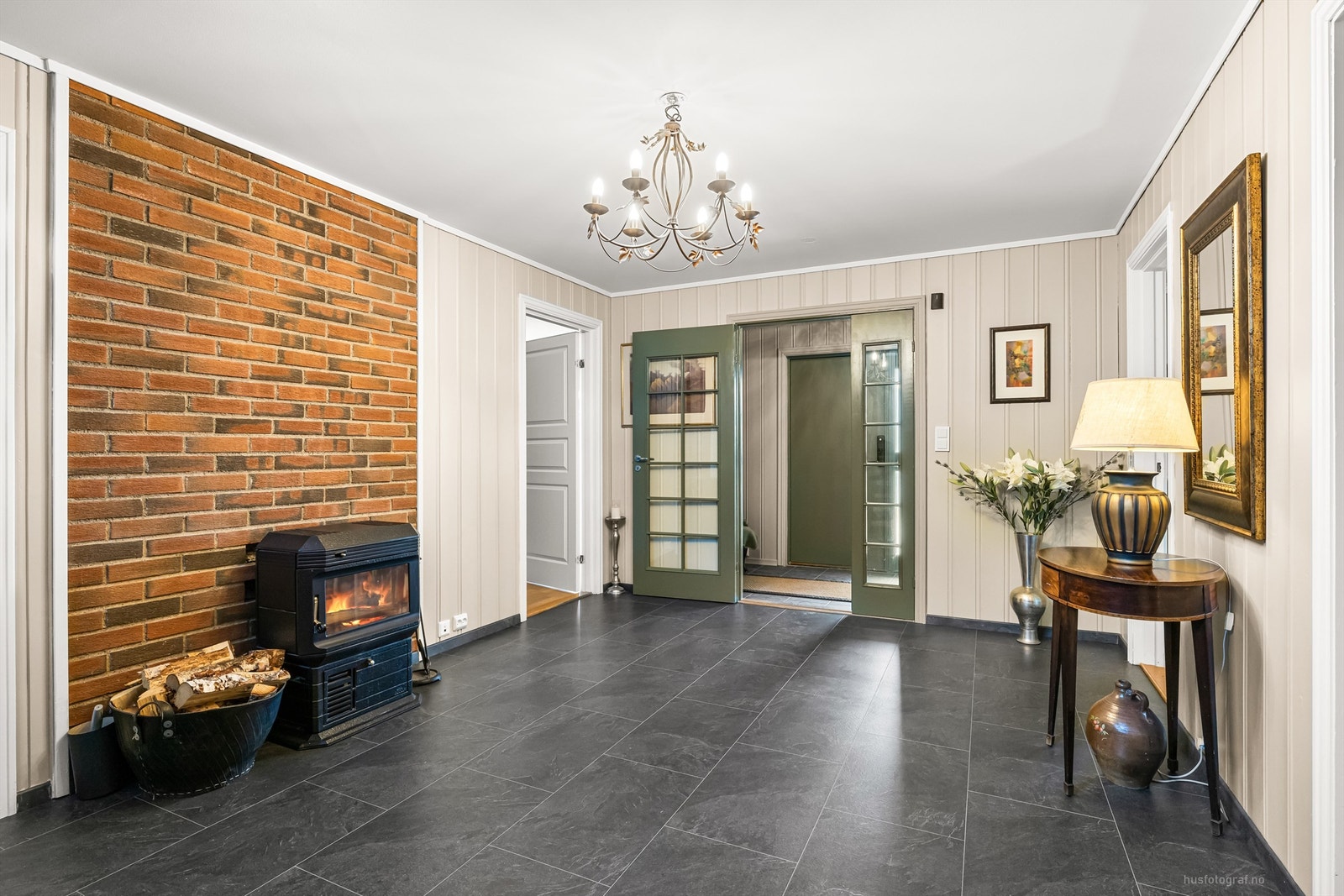 Hall med tilgang til to romslige boder som har god lagringsplass Galleribilde