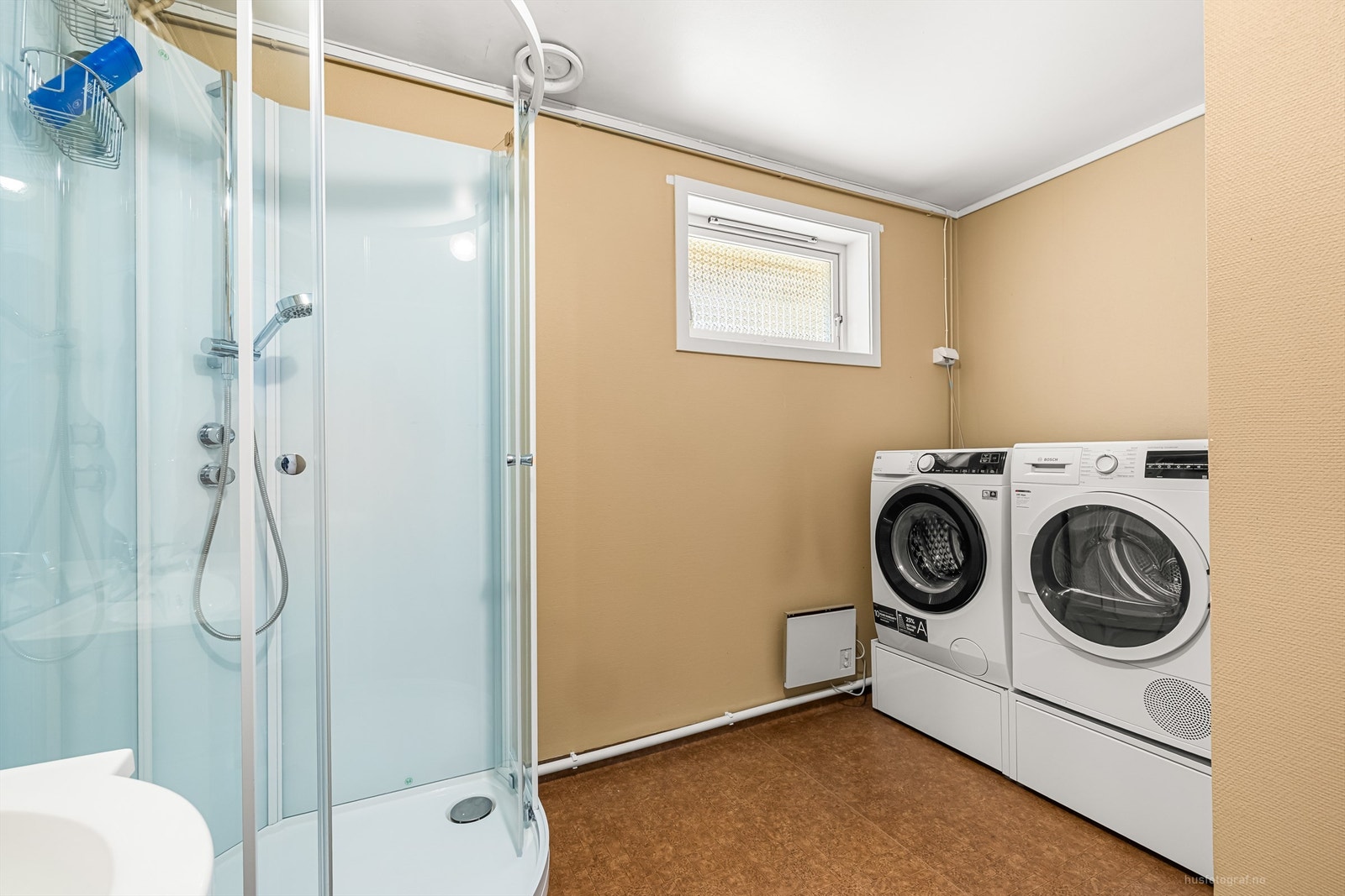 Badet har opplegg for vaskemaskin og tørketrommel Galleribilde