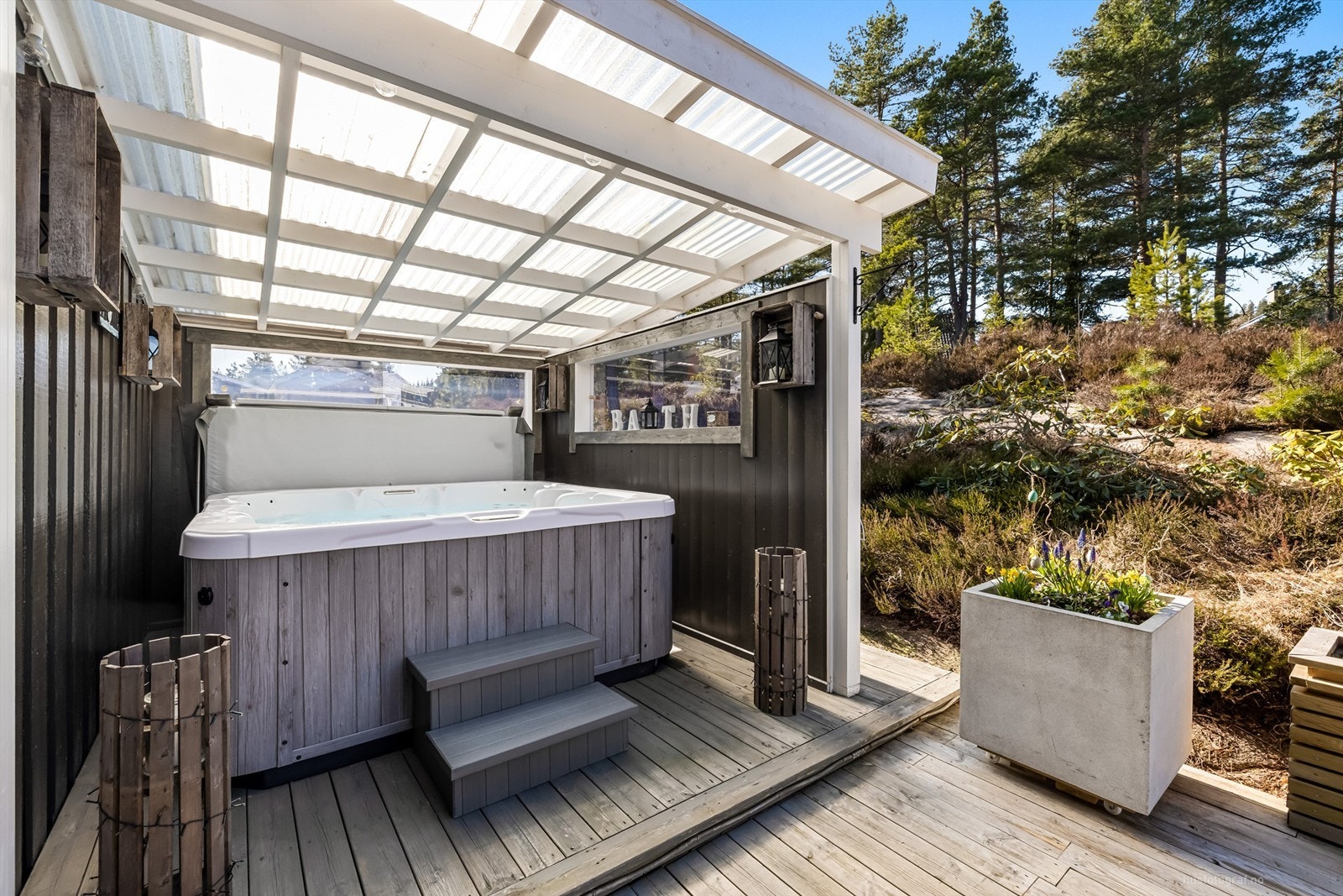 Overbygget og delvis innkledd del av terrasse med jaccuzzi (ikke byggemeldt takoverbygg og vegger) Galleribilde