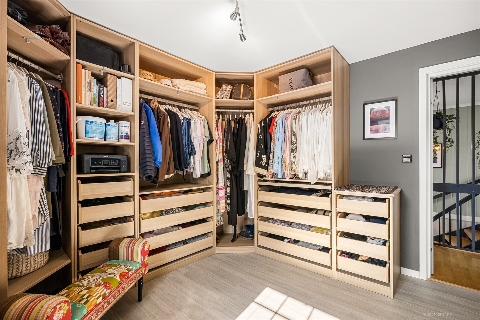 Garderobe/soverom med laminat på gulv, malte vegger og malt himling Galleribilde
