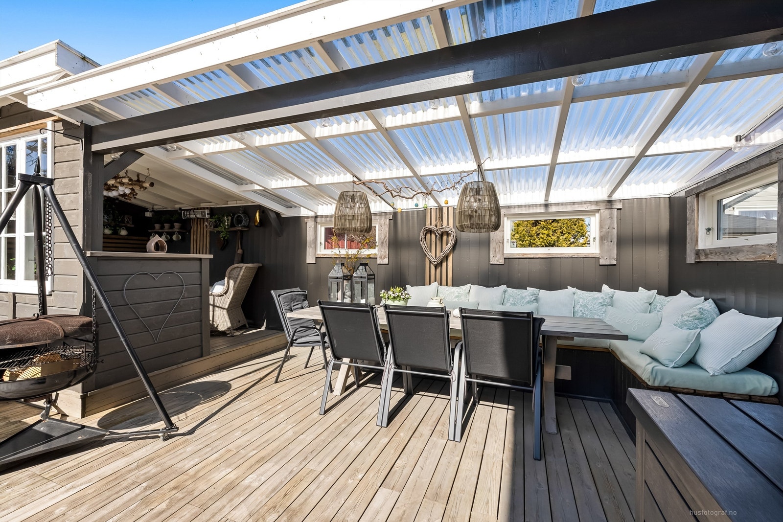 Romslig sofaområde/spiseplass i den delvis åpne delen Galleribilde
